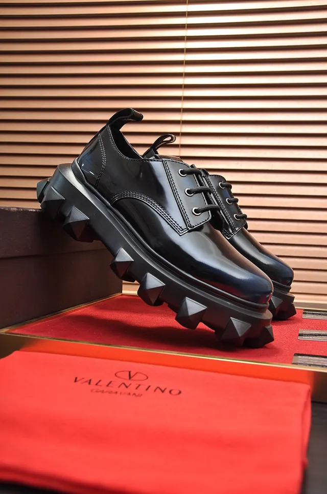 Valentino Noir cuir verni brillant semelle chunky à crampons chaussures Oxford 7