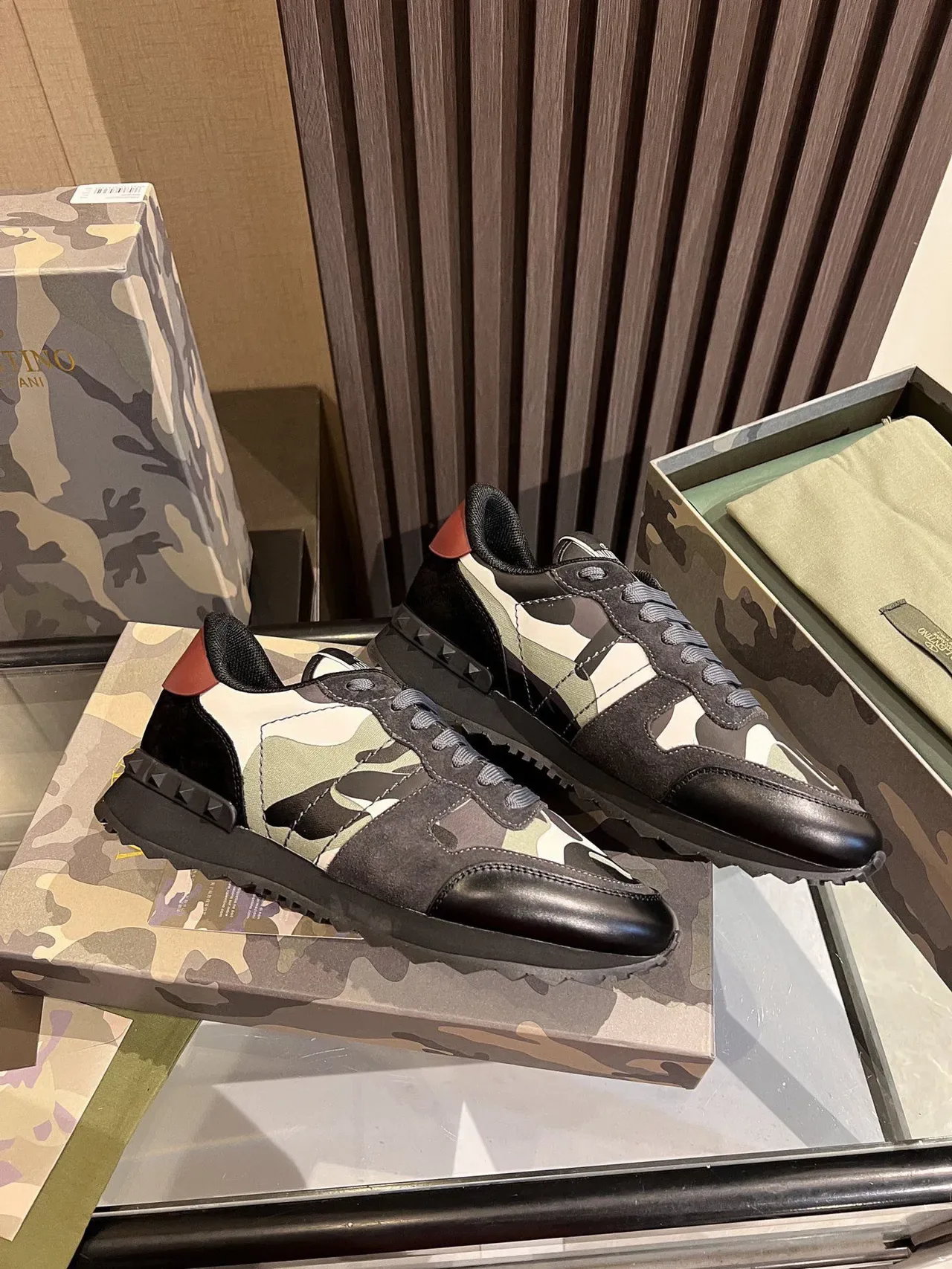 Valentino sneakers lifestyle en cuir et nylon avec imprimé camouflage 4
