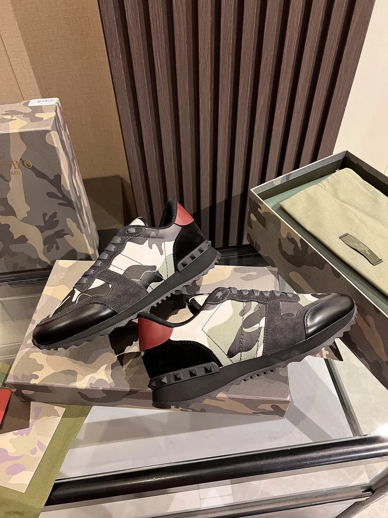 Valentino sneakers lifestyle en cuir et nylon avec imprimé camouflage 5