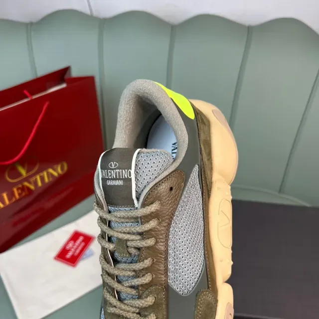 Valentino Garavani Sneakers Lifestyle Vert Olive et Gris en Maille 3