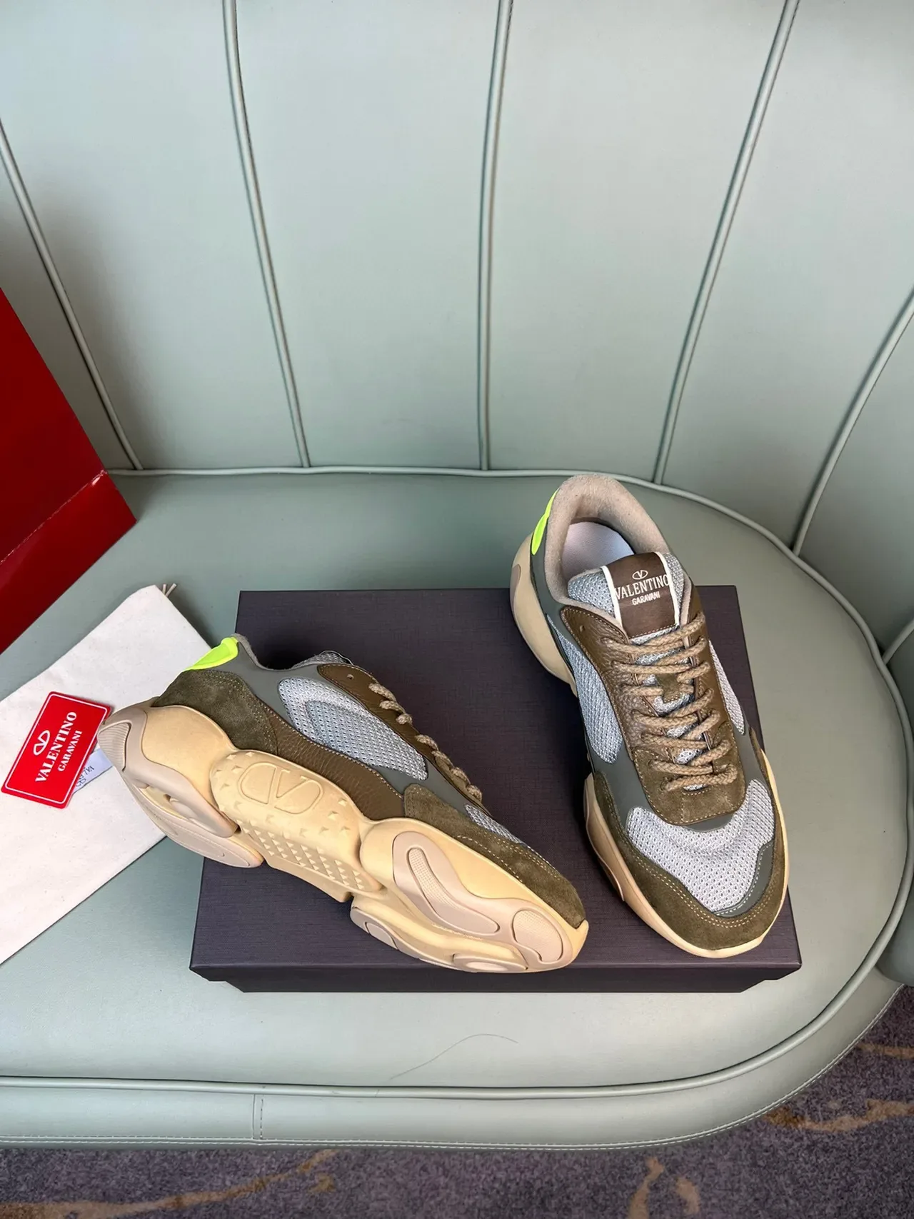 Valentino Garavani Sneakers Lifestyle Vert Olive et Gris en Maille 4