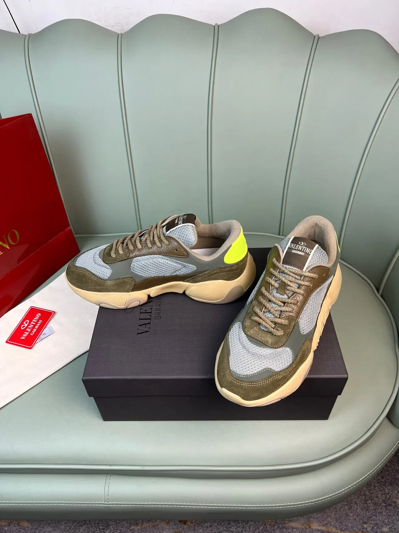 Valentino Garavani Sneakers Lifestyle Vert Olive et Gris en Maille 8