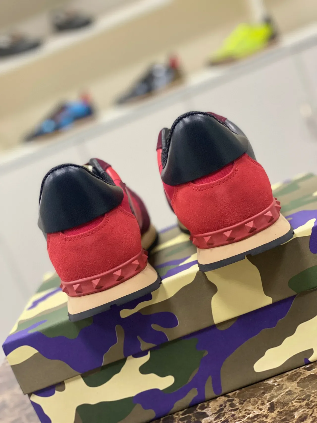 Valentino Vermelho Multicolor Camuflagem-Impressão Superior Pirâmide Stud Heel Lifestyle Sneakers 7