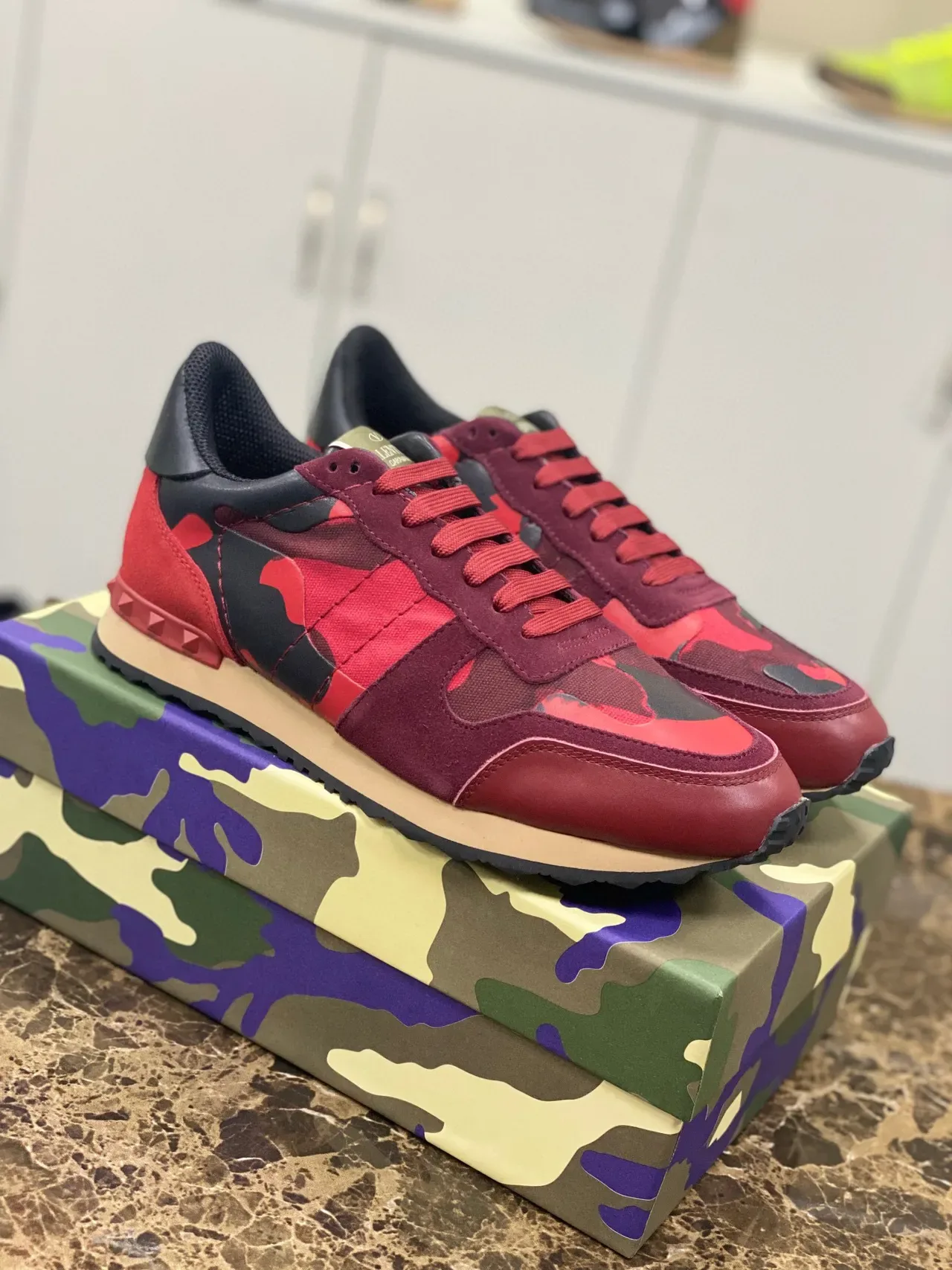 Valentino Vermelho Multicolor Camuflagem-Impressão Superior Pirâmide Stud Heel Lifestyle Sneakers 9