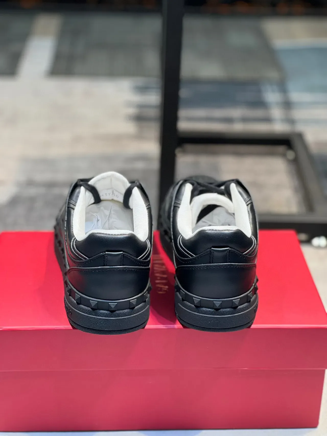 Valentino Rockstud sneakers lifestyle en cuir noir et blanc 2