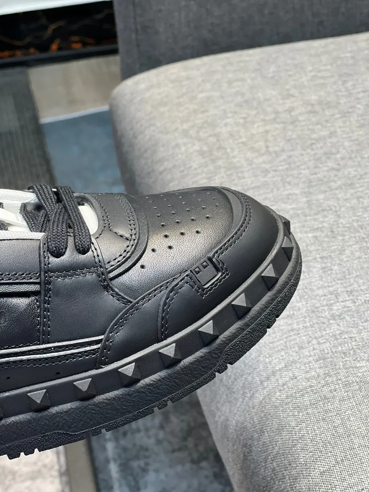 Valentino Rockstud sneakers lifestyle en cuir noir et blanc 3