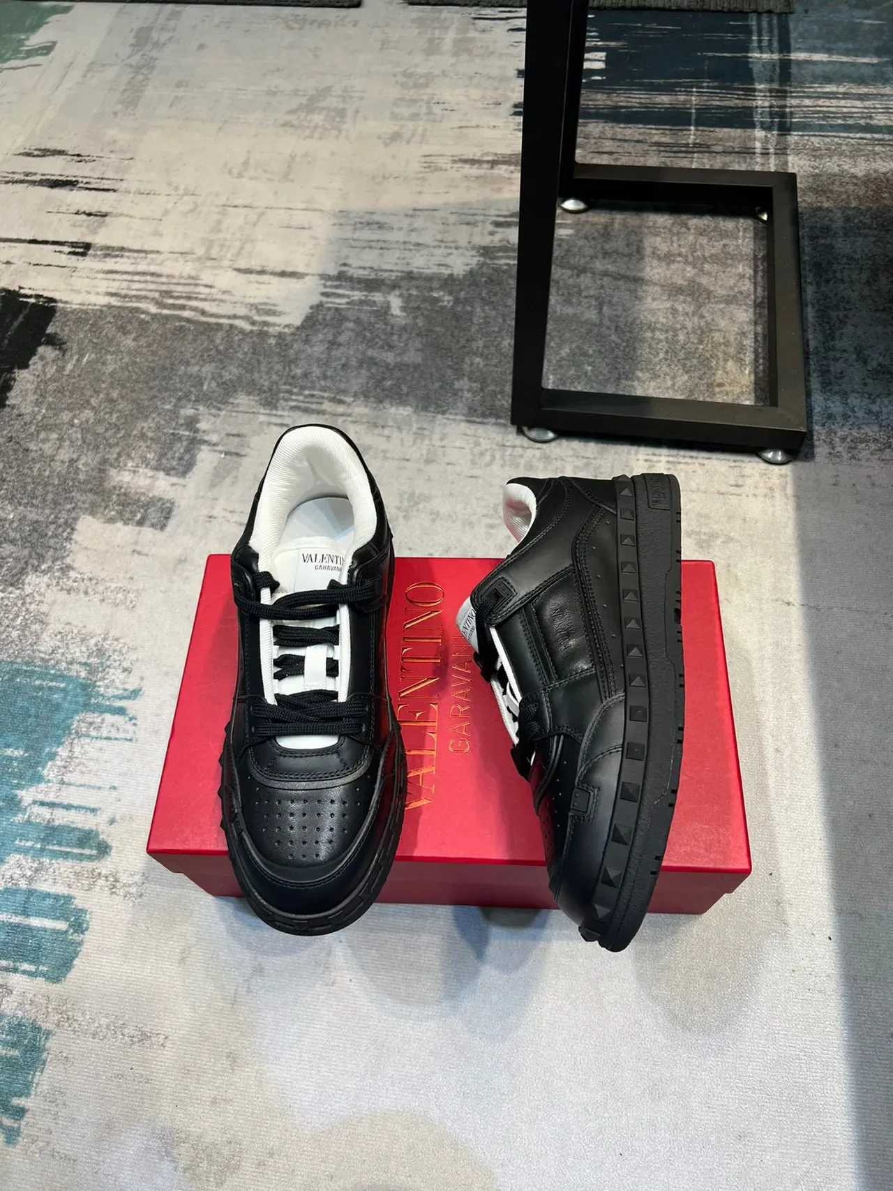 Valentino Rockstud sneakers lifestyle en cuir noir et blanc 5
