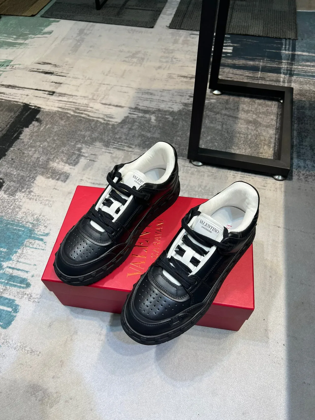 Valentino Rockstud sneakers lifestyle en cuir noir et blanc 6