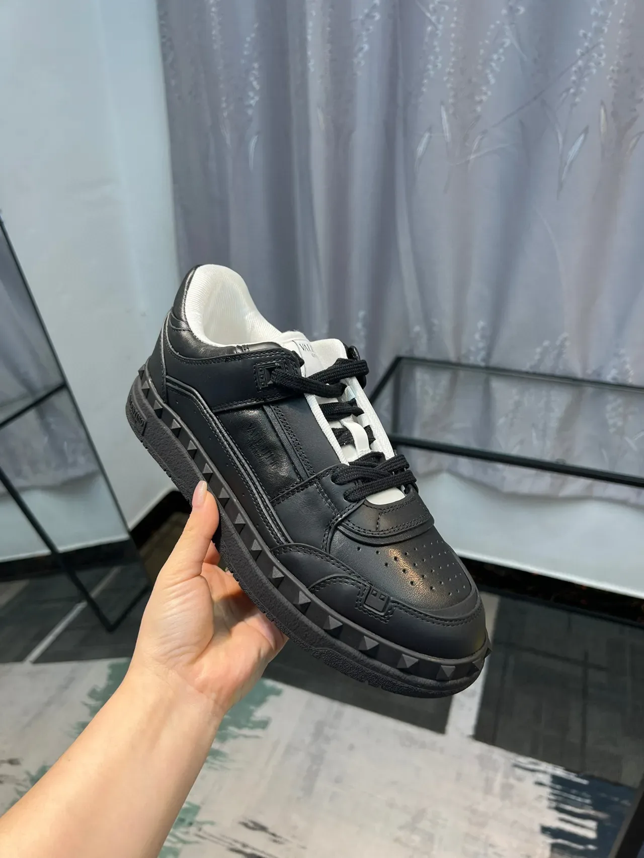 Valentino Rockstud sneakers lifestyle en cuir noir et blanc 7