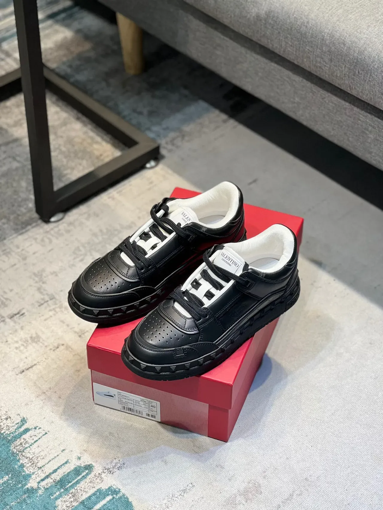 Valentino Rockstud sneakers lifestyle en cuir noir et blanc 8