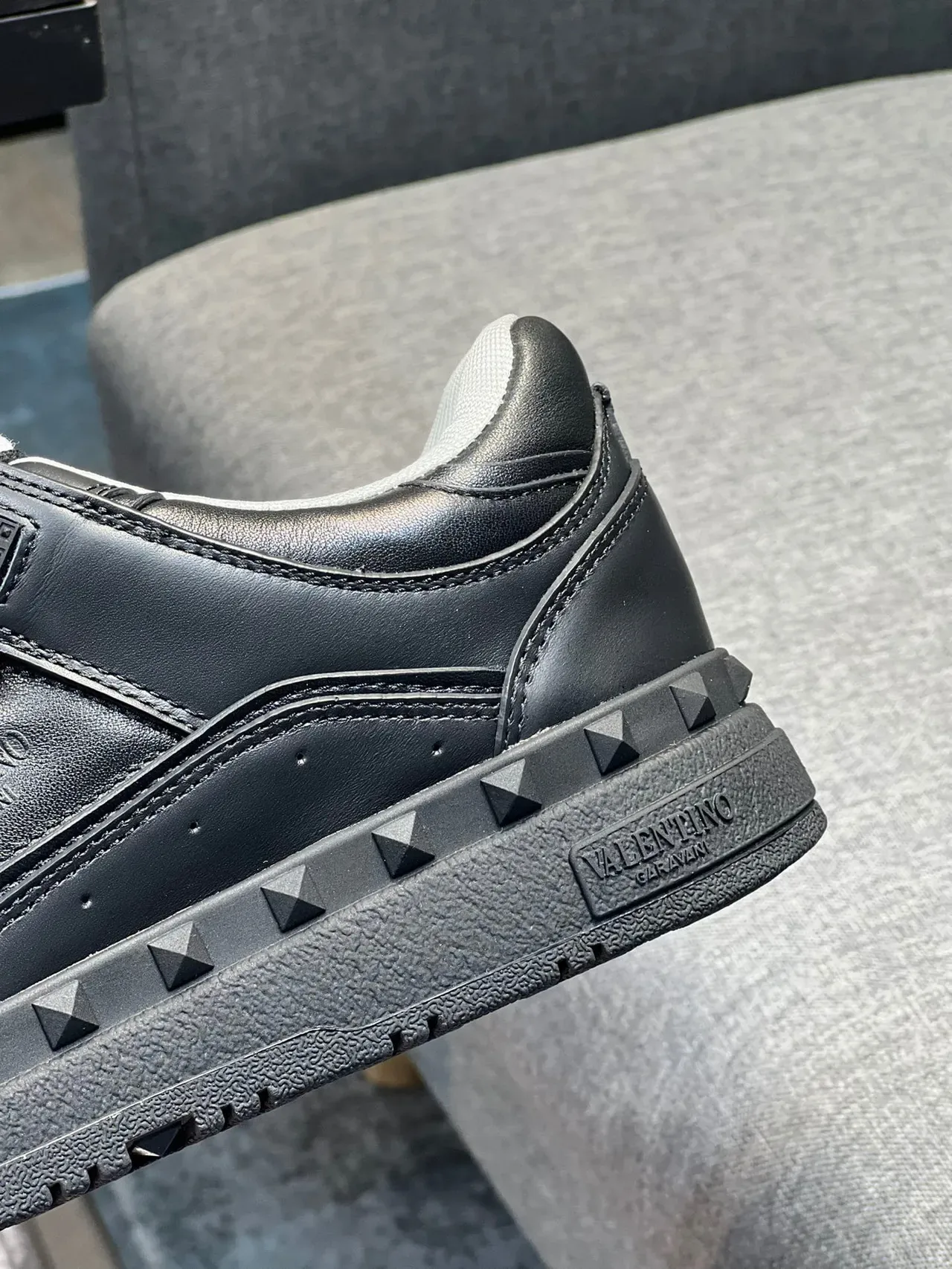 Valentino Rockstud sneakers lifestyle en cuir noir et blanc 9