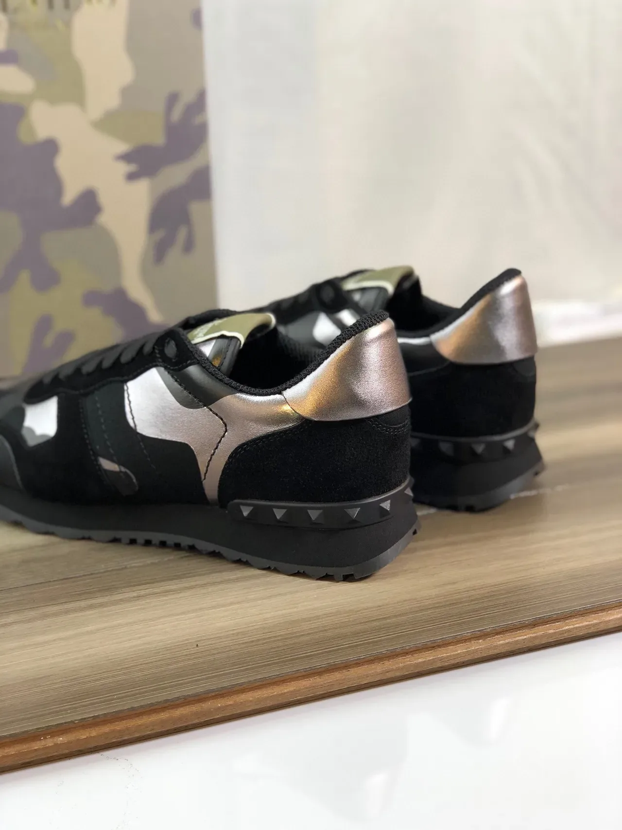 Valentino Rockstud Camo Noir Métallique Sneakers Lifestyle 3