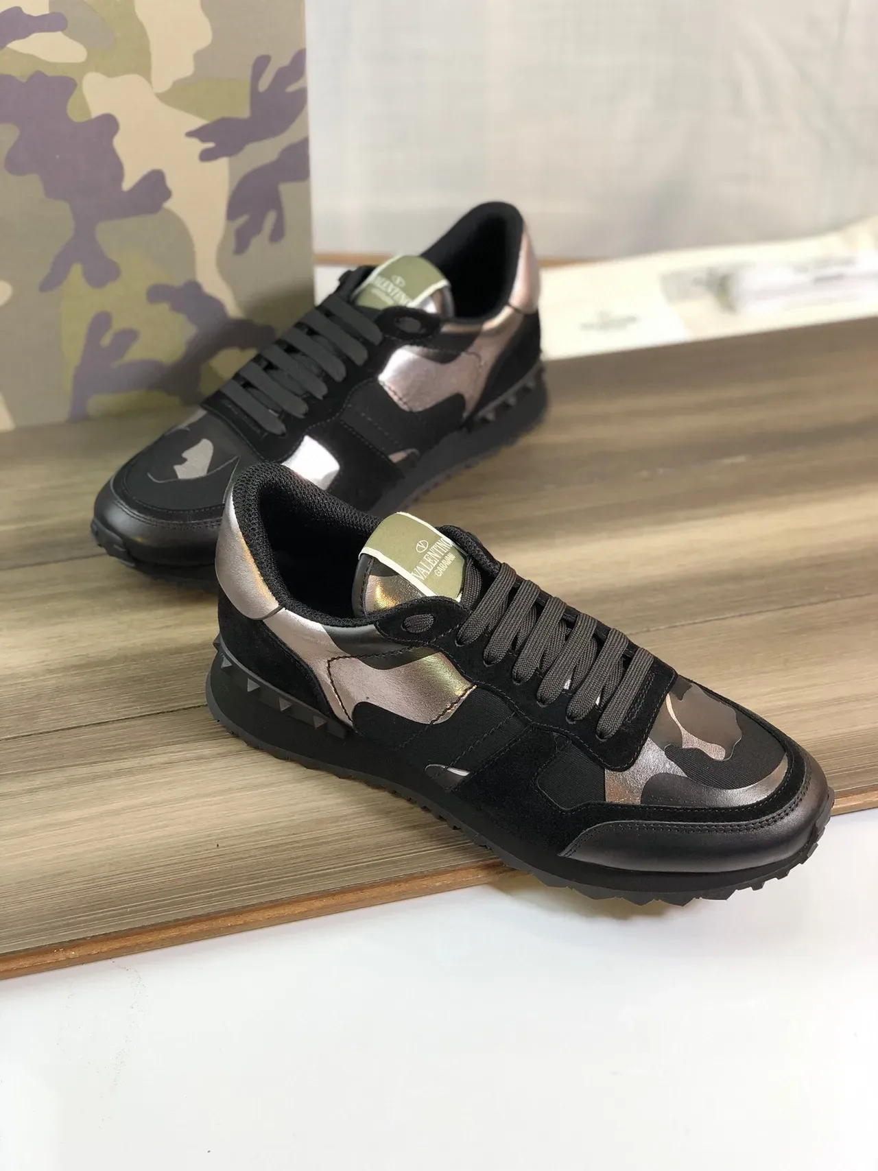 Valentino Rockstud Camo Noir Métallique Sneakers Lifestyle 4
