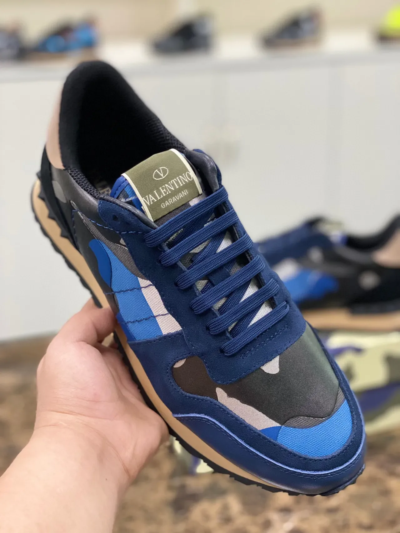 Valentino Rockstud Camouflage Bleu Marine Sneakers Lifestyle 2