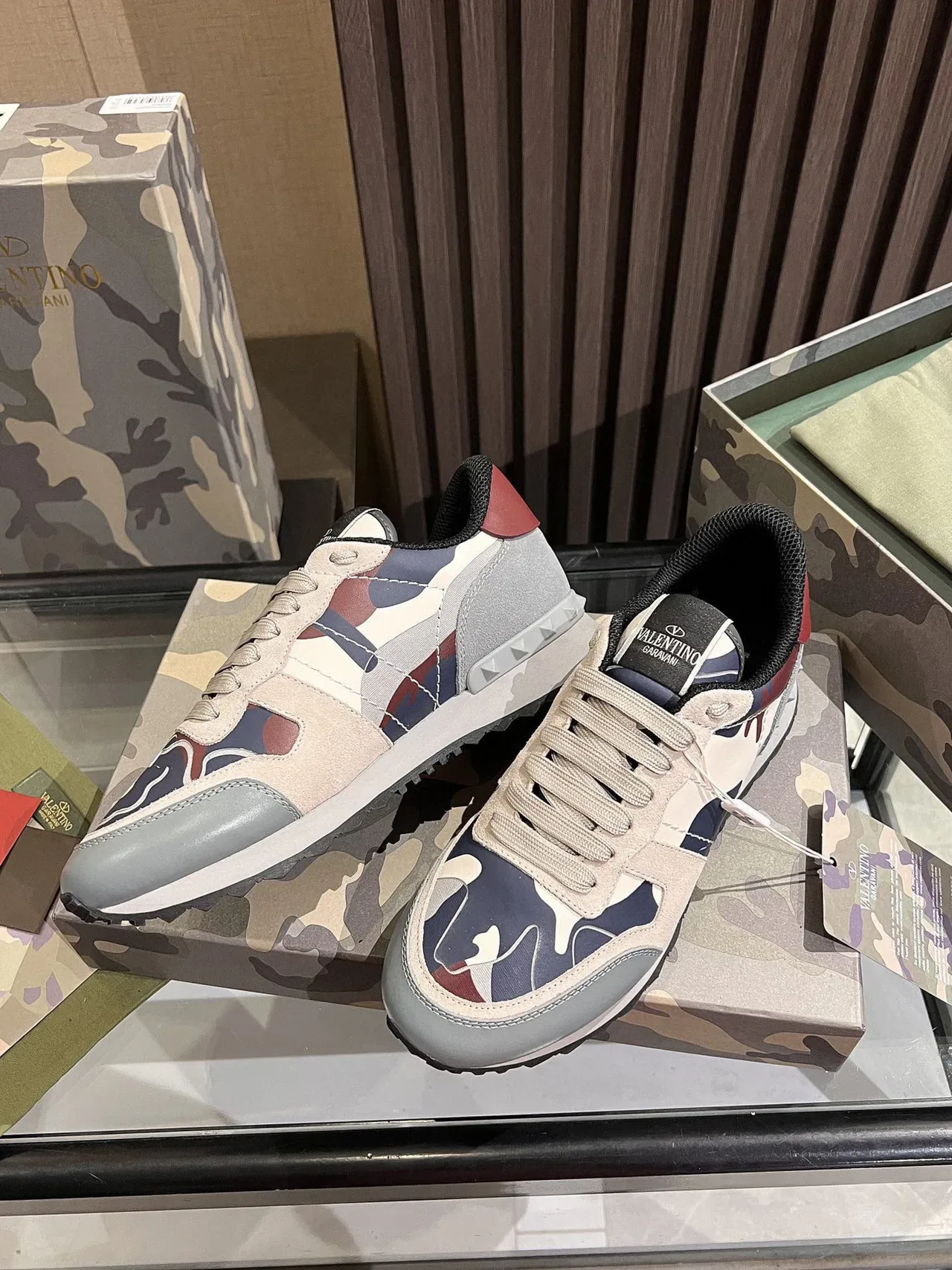 Valentino Rockstud Tênis Lifestyle com estampagem camuflagem 1