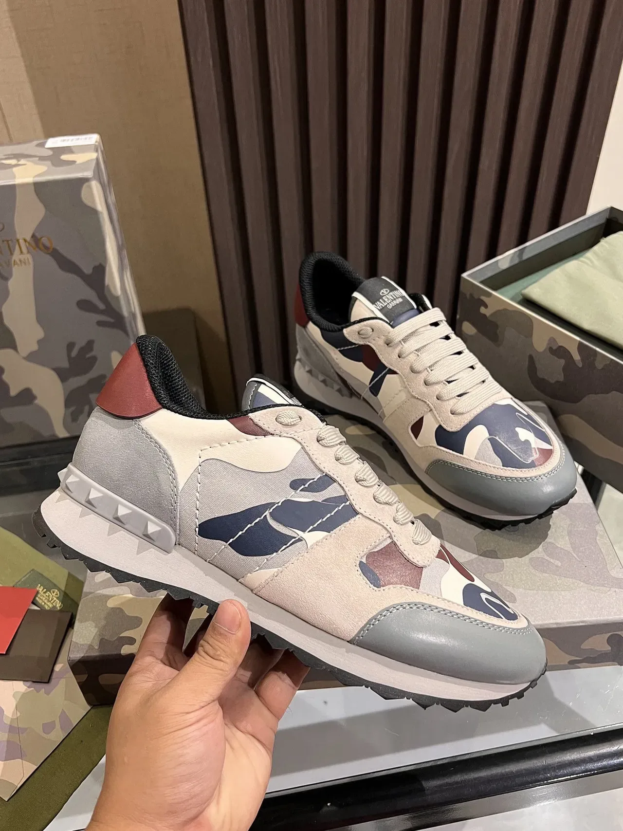 Valentino Rockstud Tênis Lifestyle com estampagem camuflagem 2