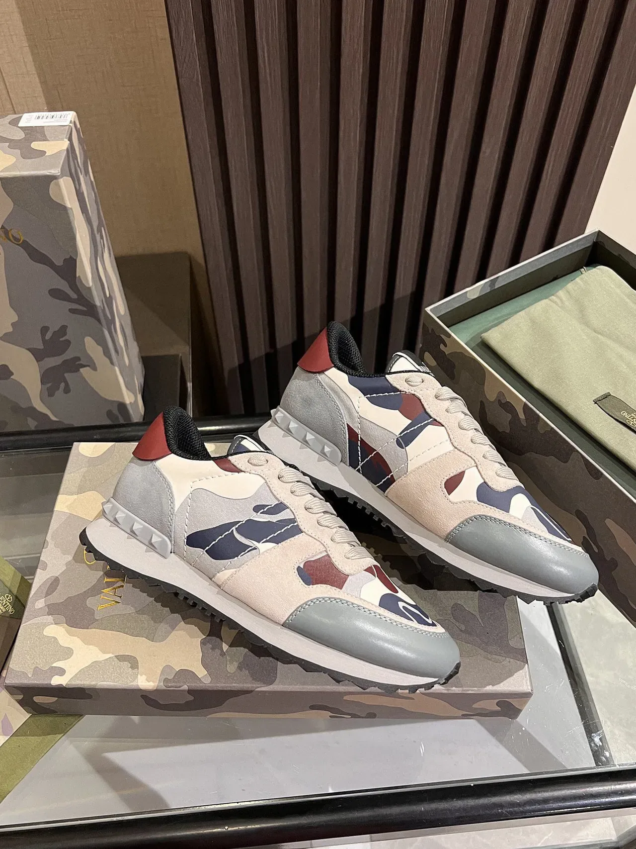 Valentino Rockstud Tênis Lifestyle com estampagem camuflagem 6