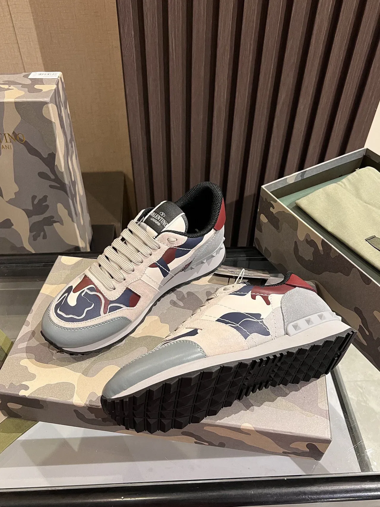 Valentino Rockstud Tênis Lifestyle com estampagem camuflagem 8
