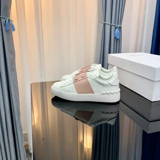 Valentino Rockstud Color-Block off-white et rose sneakers lifestyle 2