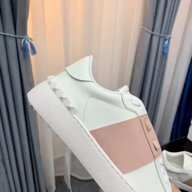 Valentino Rockstud Color-Block off-white et rose sneakers lifestyle 3