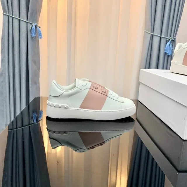 Valentino Rockstud Color-Block off-white et rose sneakers lifestyle 5