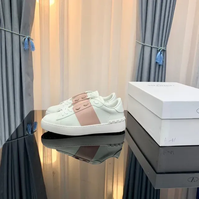 Valentino Rockstud Color-Block off-white et rose sneakers lifestyle 7