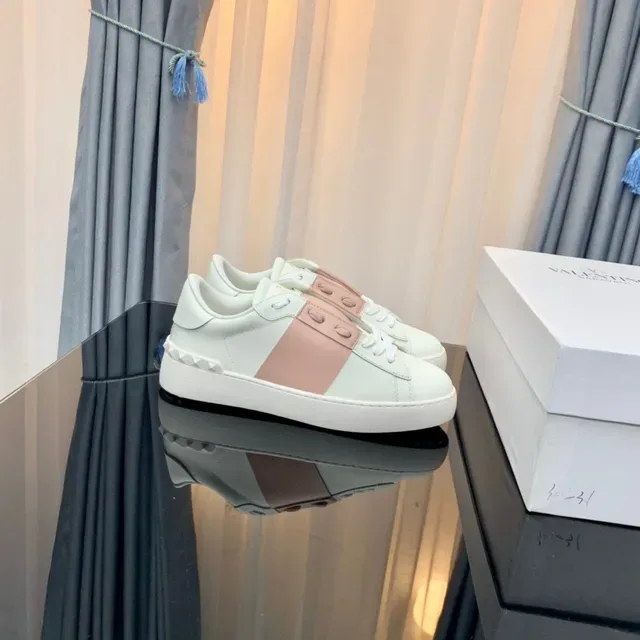 Valentino Rockstud Color-Block off-white et rose sneakers lifestyle 8