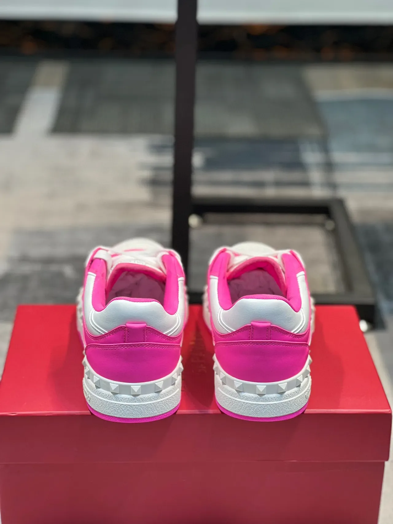 Valentino Rockstud Sneakers Lifestyle à Plateforme Rose et Blanc 2