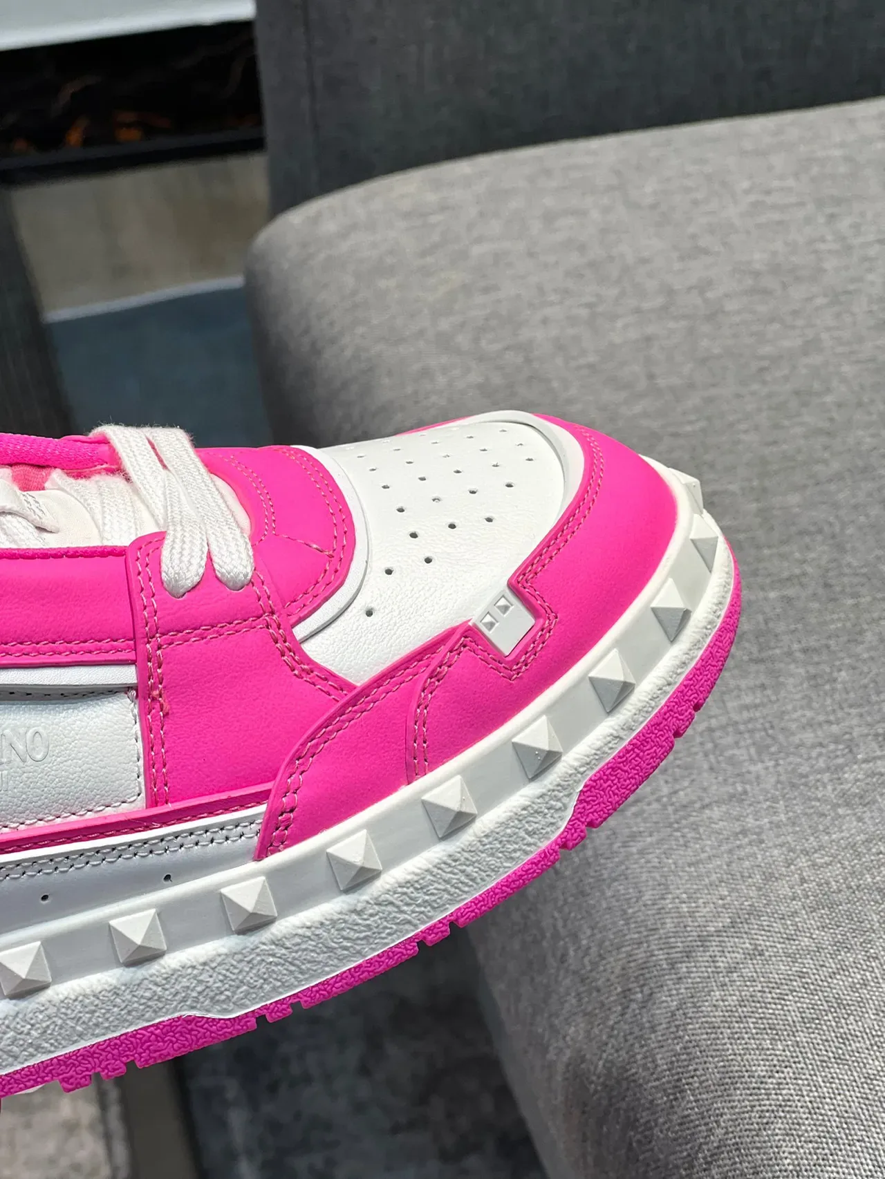 Valentino Rockstud Sneakers Lifestyle à Plateforme Rose et Blanc 3