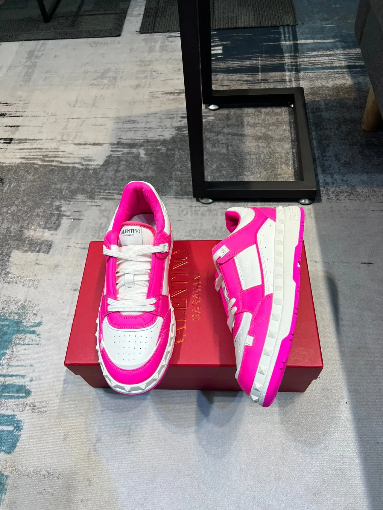 Valentino Rockstud Sneakers Lifestyle à Plateforme Rose et Blanc 4