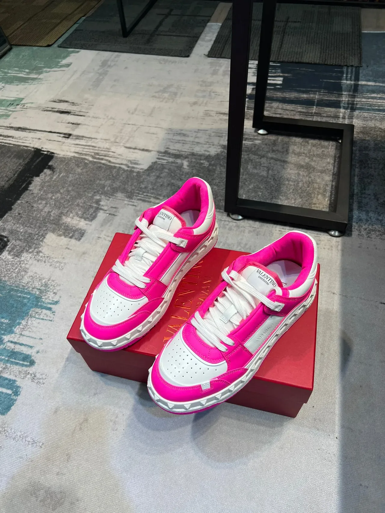 Valentino Rockstud Sneakers Lifestyle à Plateforme Rose et Blanc 5