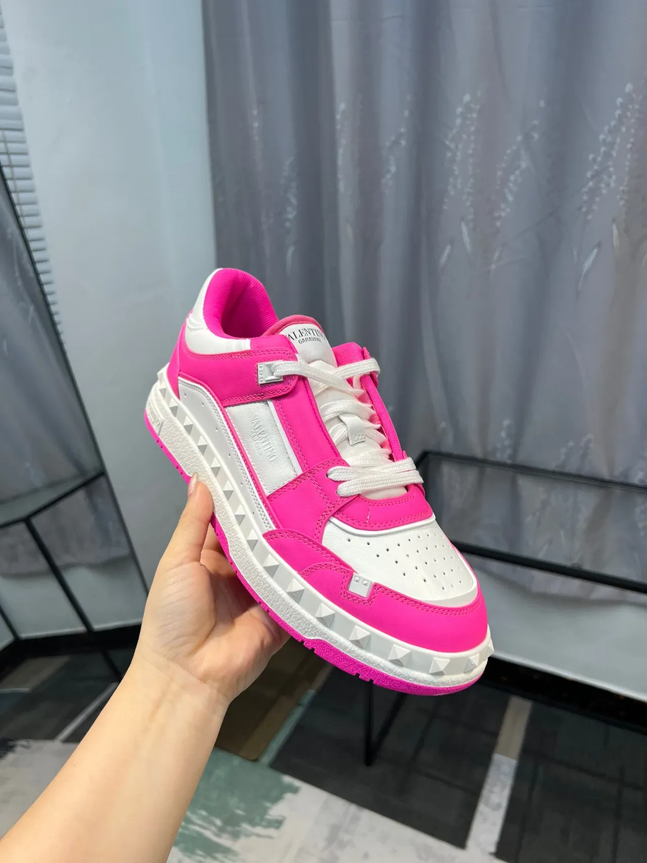 Valentino Rockstud Sneakers Lifestyle à Plateforme Rose et Blanc 6