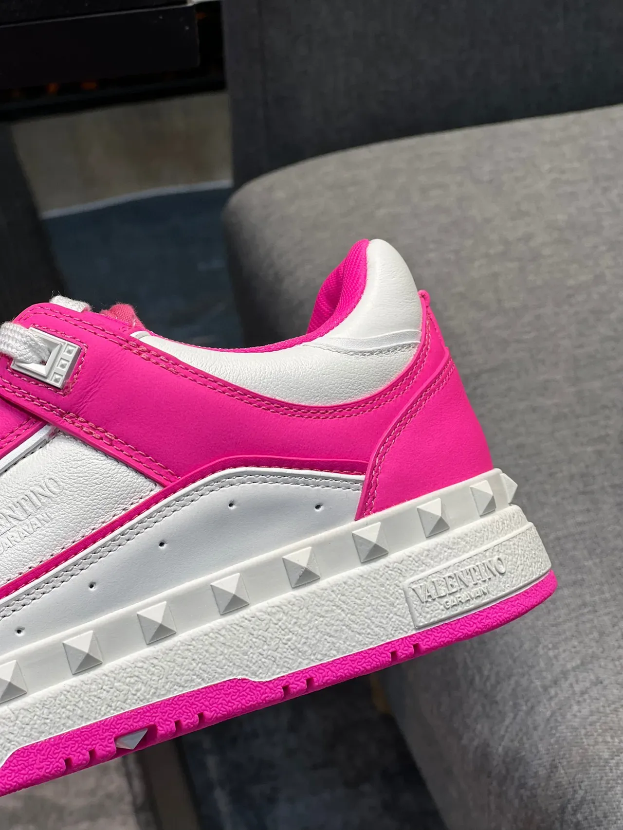 Valentino Rockstud Sneakers Lifestyle à Plateforme Rose et Blanc 8