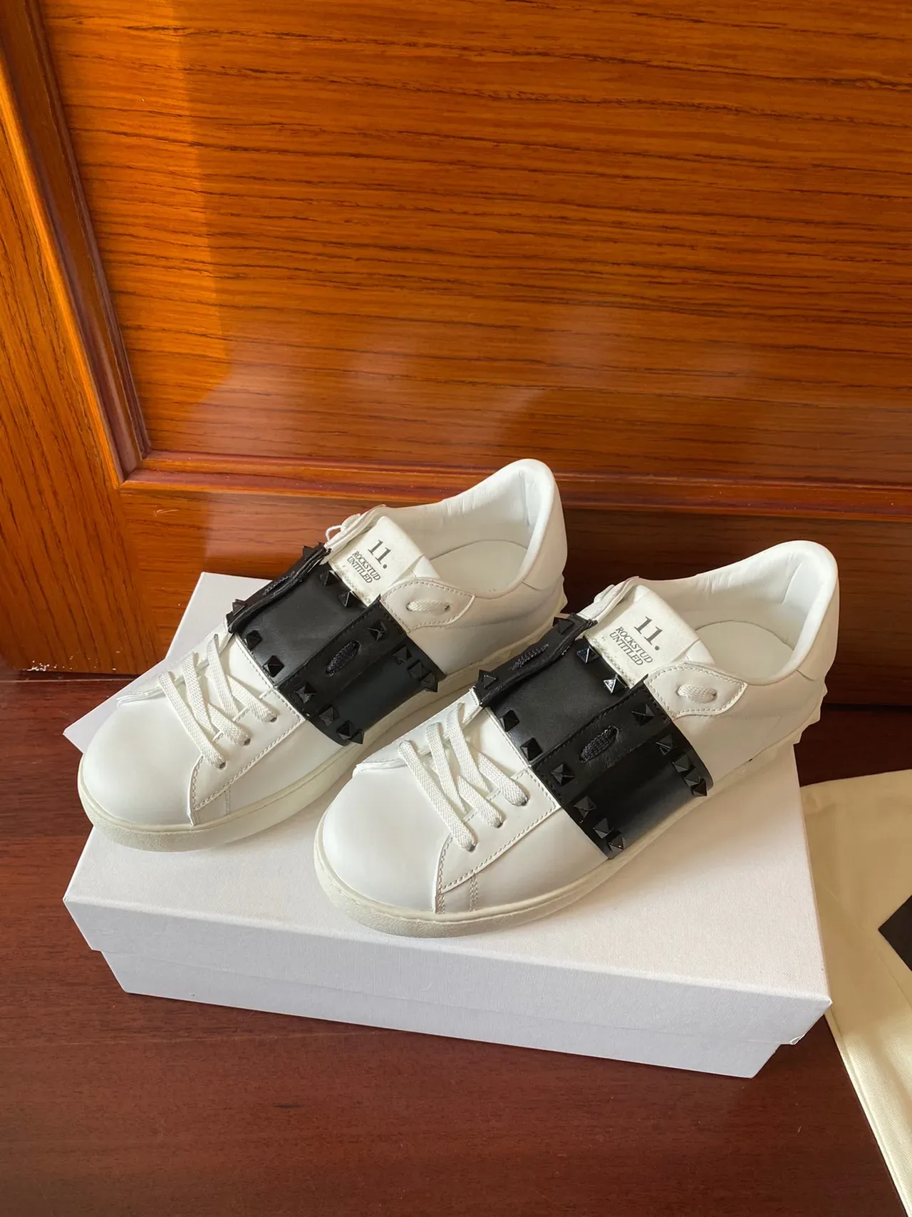 Valentino Rockstud Tênis Lifestyle Branco e Preto com Correia Studded 2