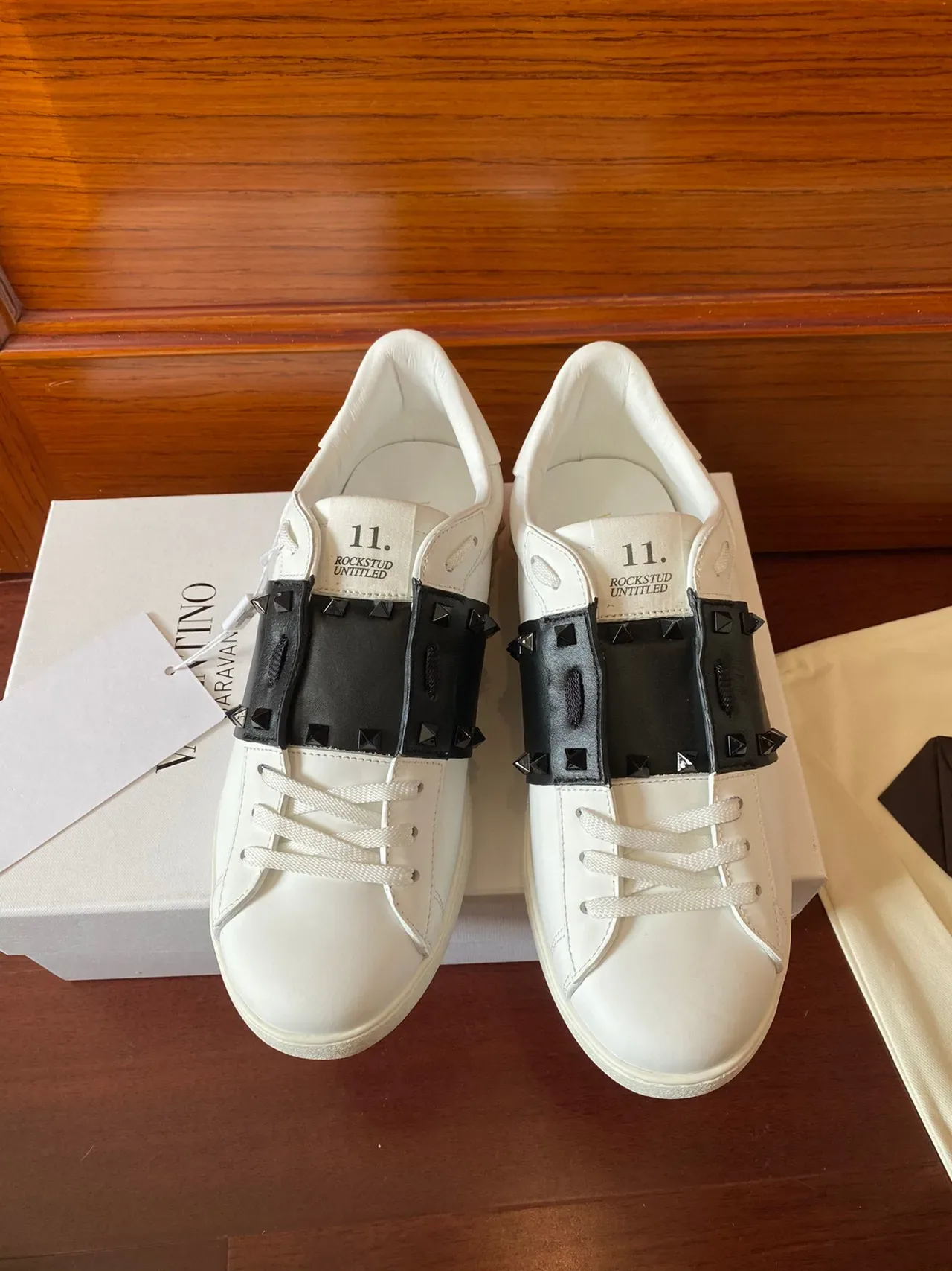 Valentino Rockstud Tênis Lifestyle Branco e Preto com Correia Studded 3