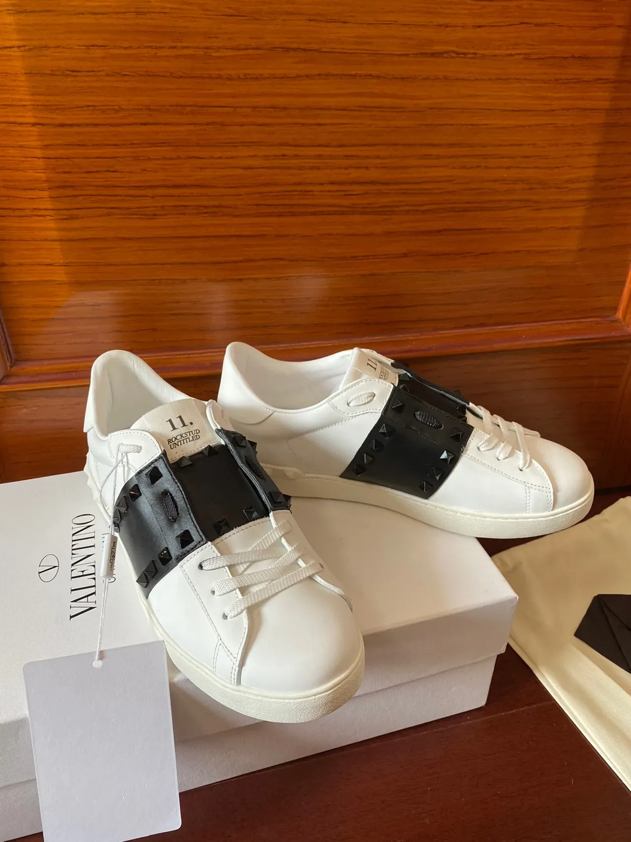 Valentino Rockstud Tênis Lifestyle Branco e Preto com Correia Studded 4