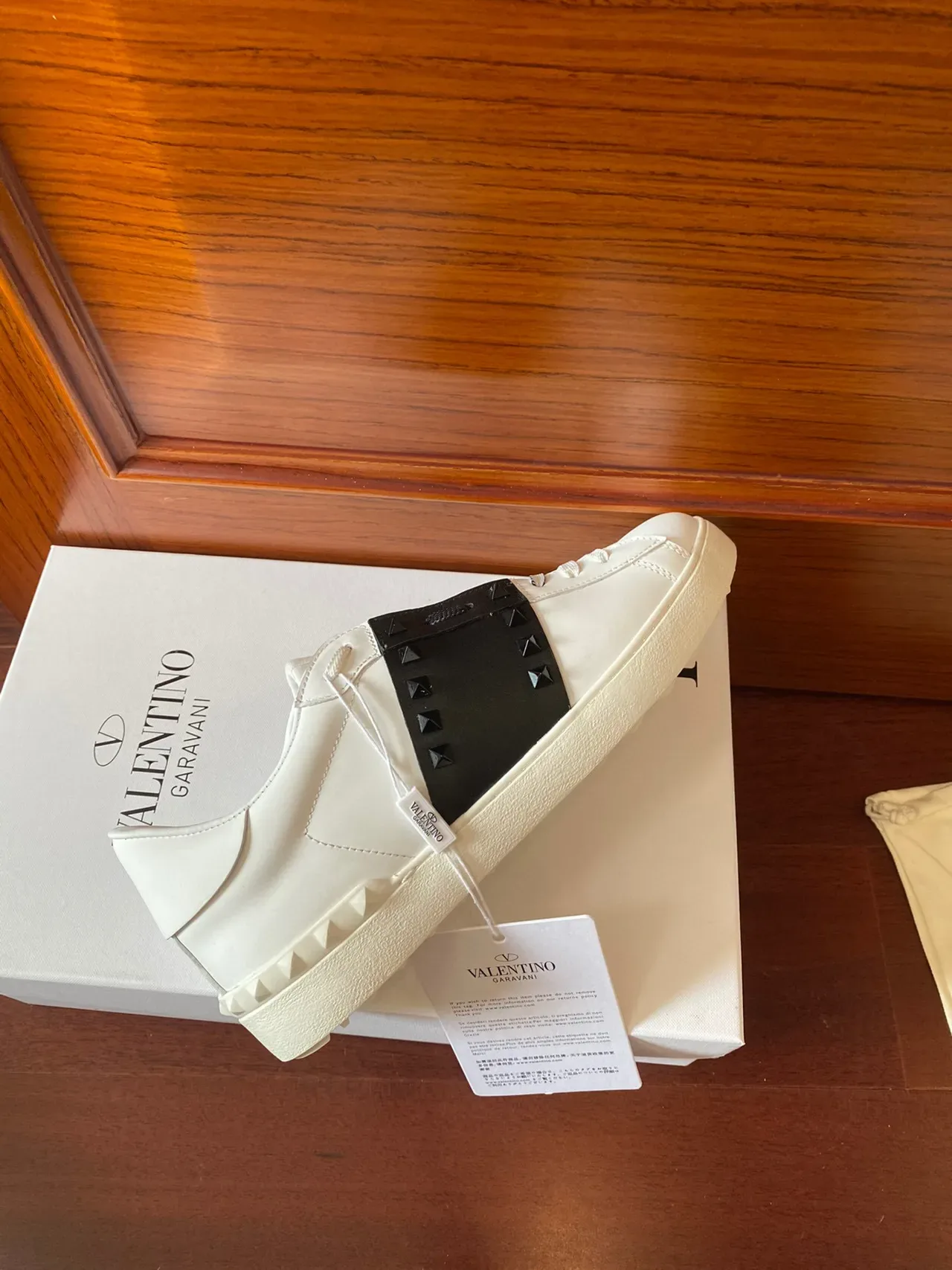 Valentino Rockstud Tênis Lifestyle Branco e Preto com Correia Studded 6