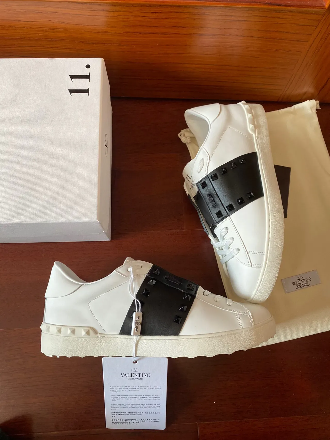 Valentino Rockstud Tênis Lifestyle Branco e Preto com Correia Studded 8