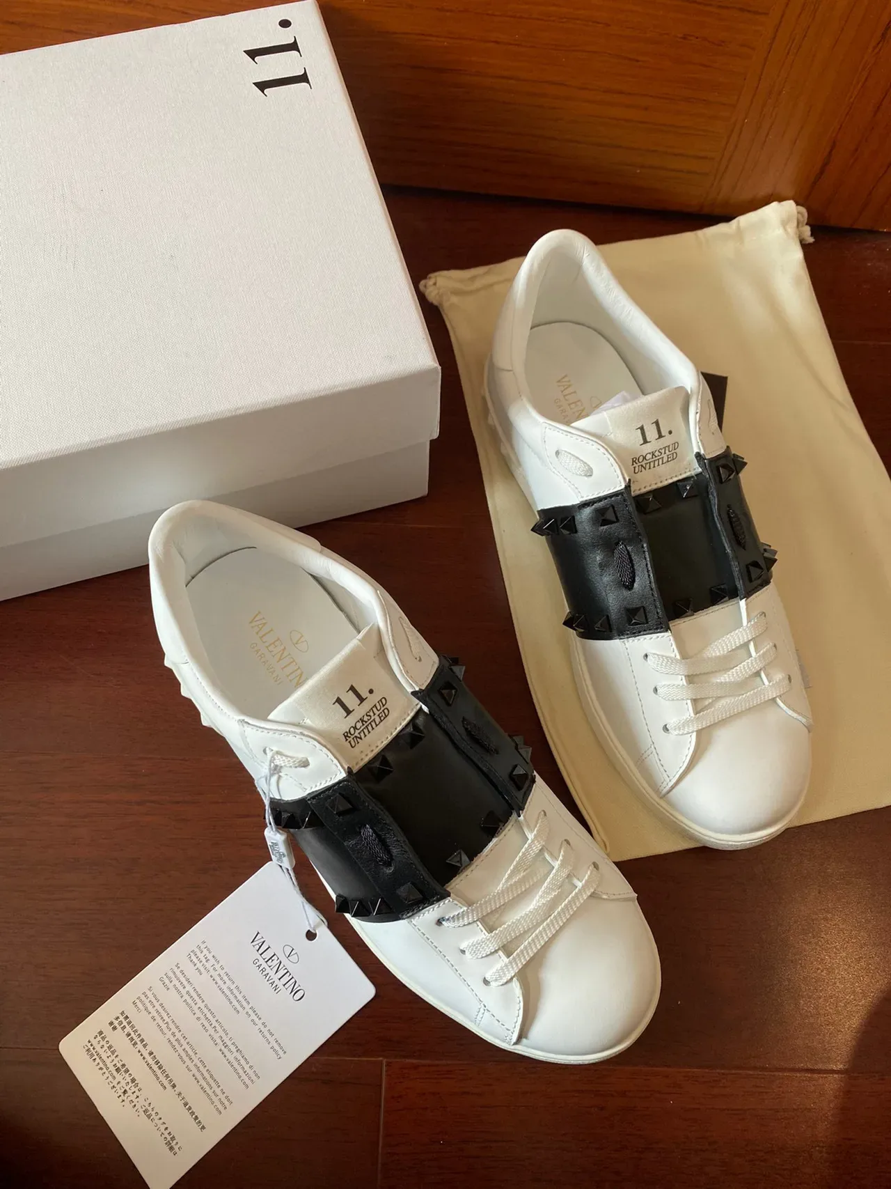 Valentino Rockstud Tênis Lifestyle Branco e Preto com Correia Studded 9