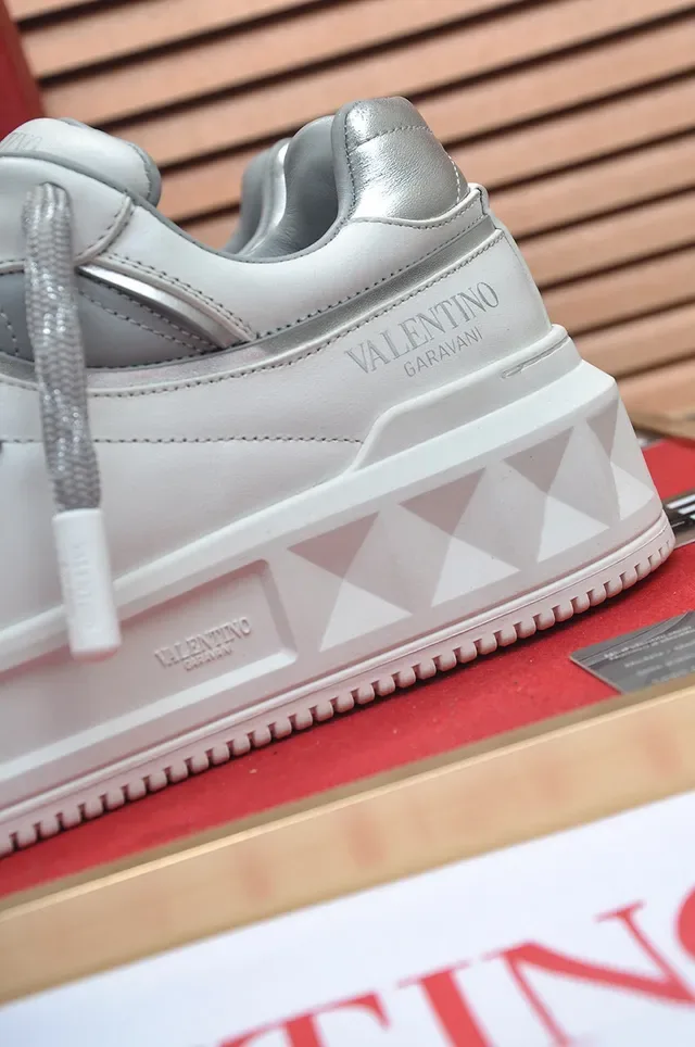 Valentino Rockstud Tênis Lifestyle Branco e Cinza 2