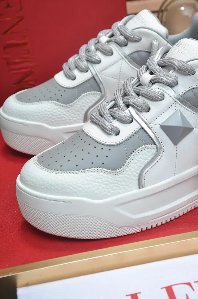 Valentino Rockstud Tênis Lifestyle Branco e Cinza 3