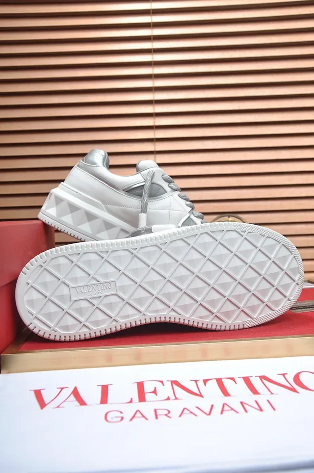 Valentino Rockstud Tênis Lifestyle Branco e Cinza 4