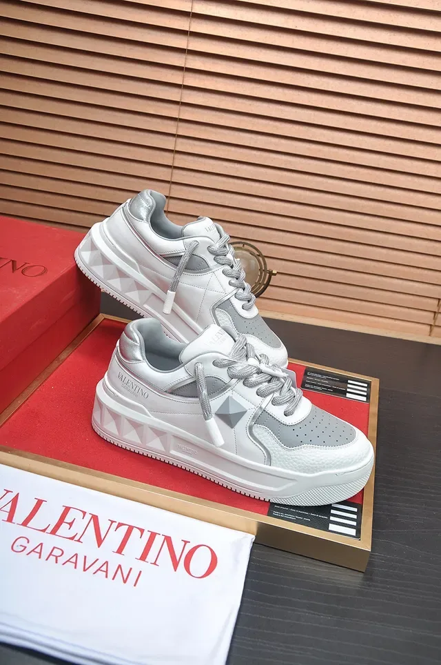 Valentino Rockstud Tênis Lifestyle Branco e Cinza 5