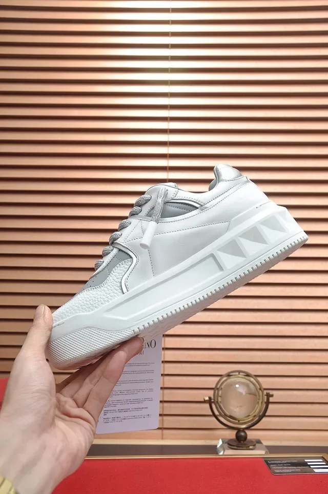Valentino Rockstud Tênis Lifestyle Branco e Cinza 6