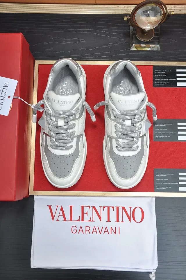 Valentino Rockstud Tênis Lifestyle Branco e Cinza 7