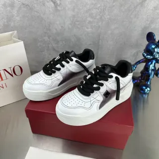 Valentino Rockstud 白色黑色 Pyramid Stud 生活方式运动鞋