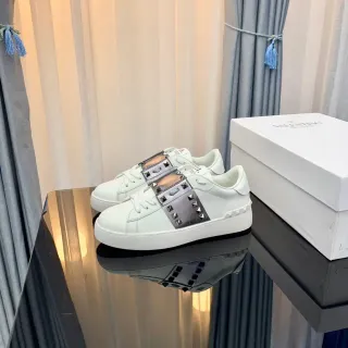 Valentino Rockstud حذاء رياضي أسلوب حياة من الجلد الأبيض مع حزام معدني ومسامير هرمية