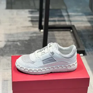 Valentino Rockstud Zapatos Lifestyle de cuero blanco con tachas piramidales
