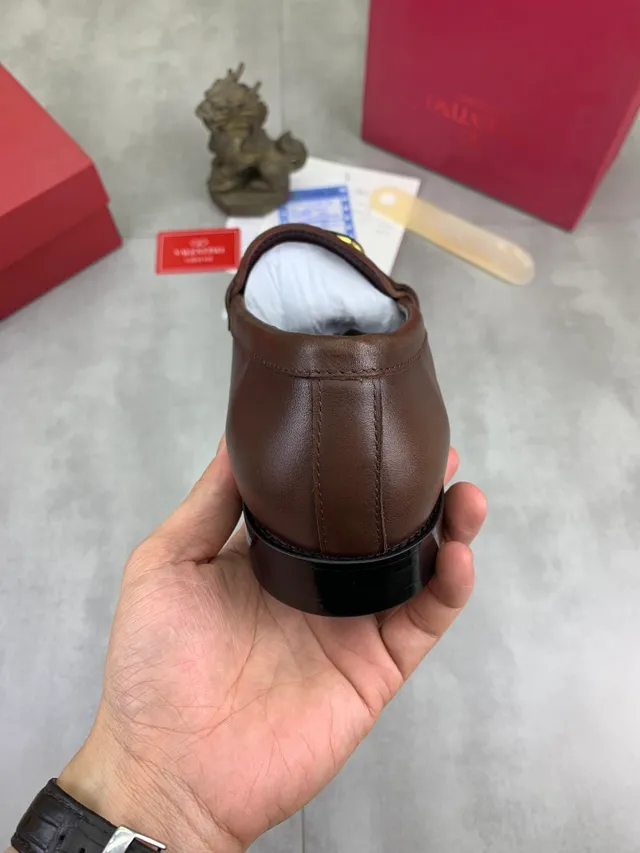 Valentino VLogo Loafer Mocassins en Cuir Marron 3