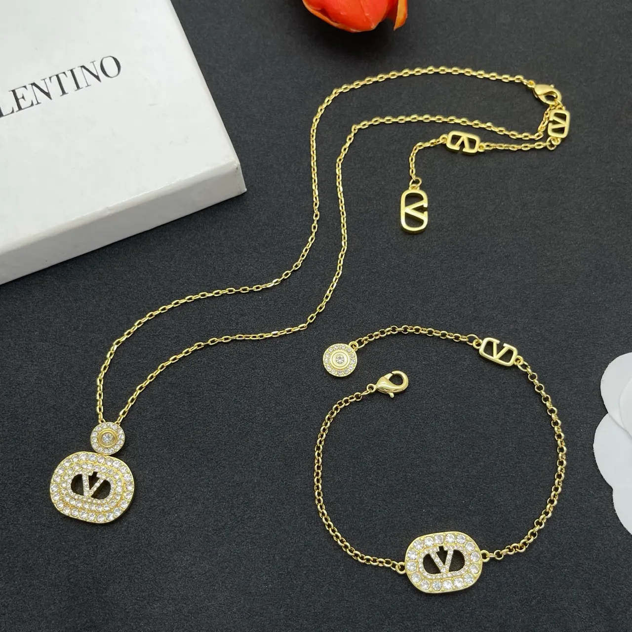 Valentino VLogo Encanto Oval Gold-Tone Pulseira de Corrente 2